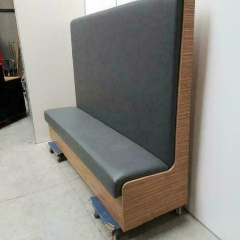 1x Prachtige design wachtbank met scheidingswand