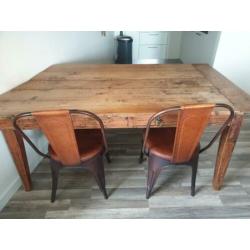 Houten tafel te koop schuine zijkant