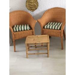 Rotan stelletje, 2 Rotan fauteuils en tafeltje.