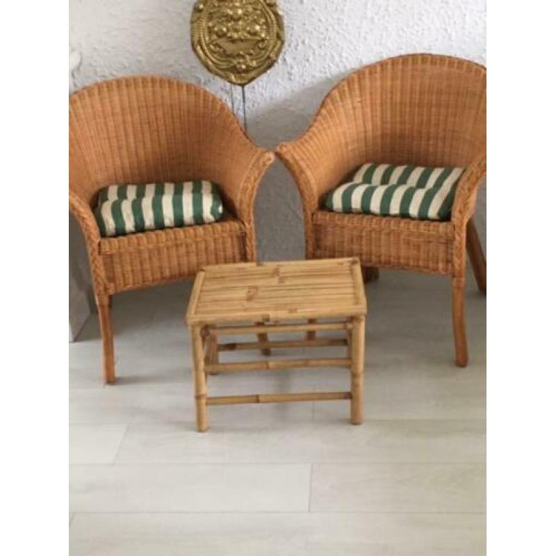 Rotan stelletje, 2 Rotan fauteuils en tafeltje.