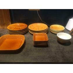 Okergeel retro servies