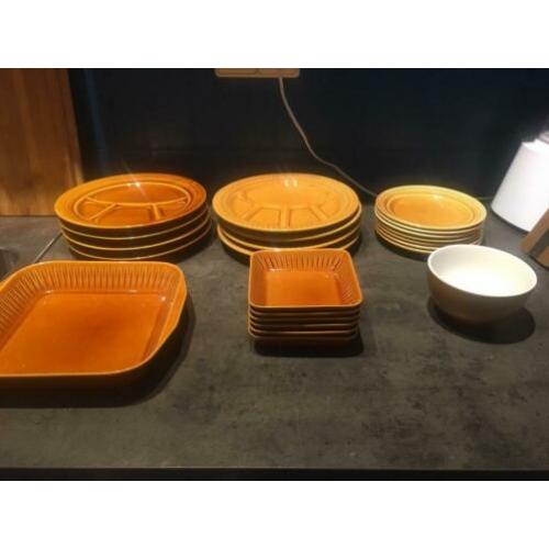 Okergeel retro servies