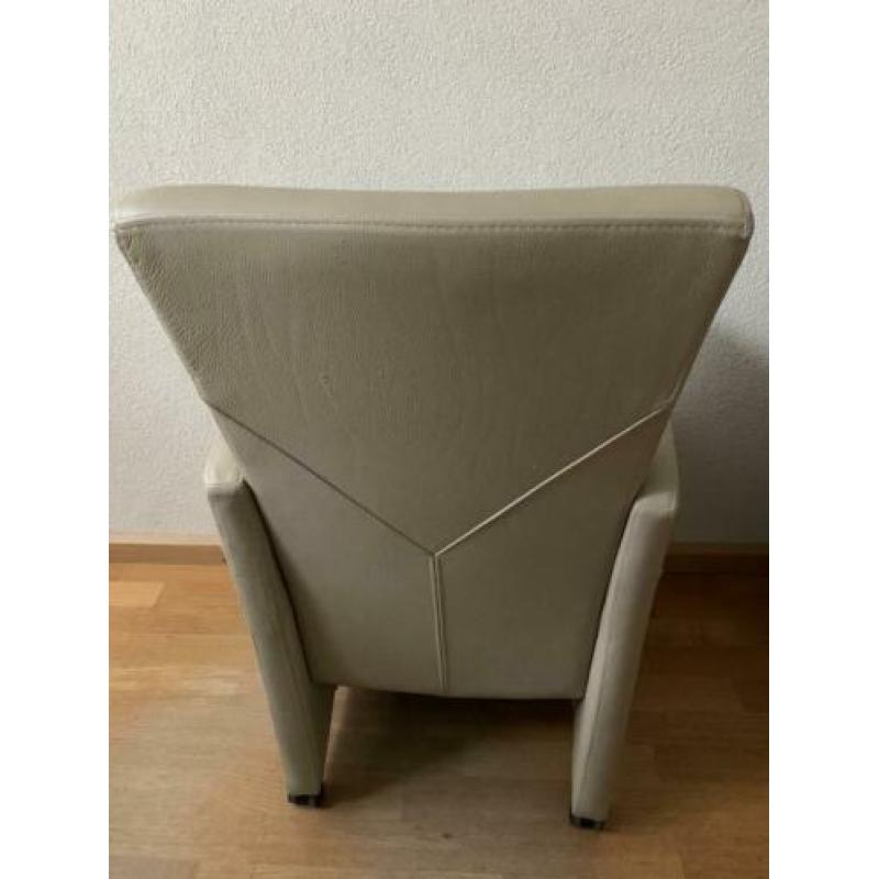 4 Lederen eetkamerstoelen met parketwieltjes