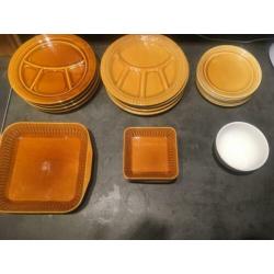 Okergeel retro servies