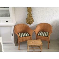 Rotan stelletje, 2 Rotan fauteuils en tafeltje.