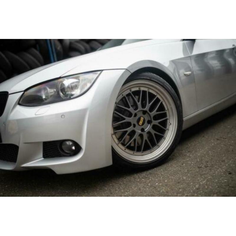 Zeer mooie en nette BMW E92 coupe 335i met handbak org nap!