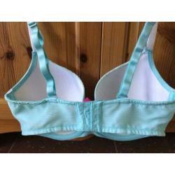 Voorgevormde PRIMA DONNA TWIST BH. Maat 70E.