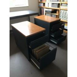 Stalen (kantoor) bureau met rolcontainers