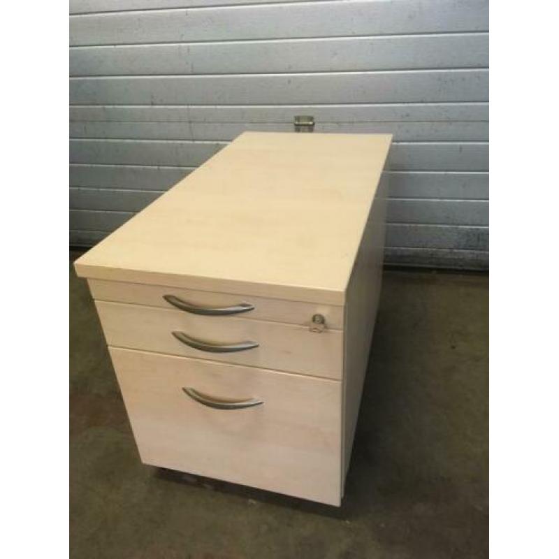 Drie houten bureau ladenblokken.