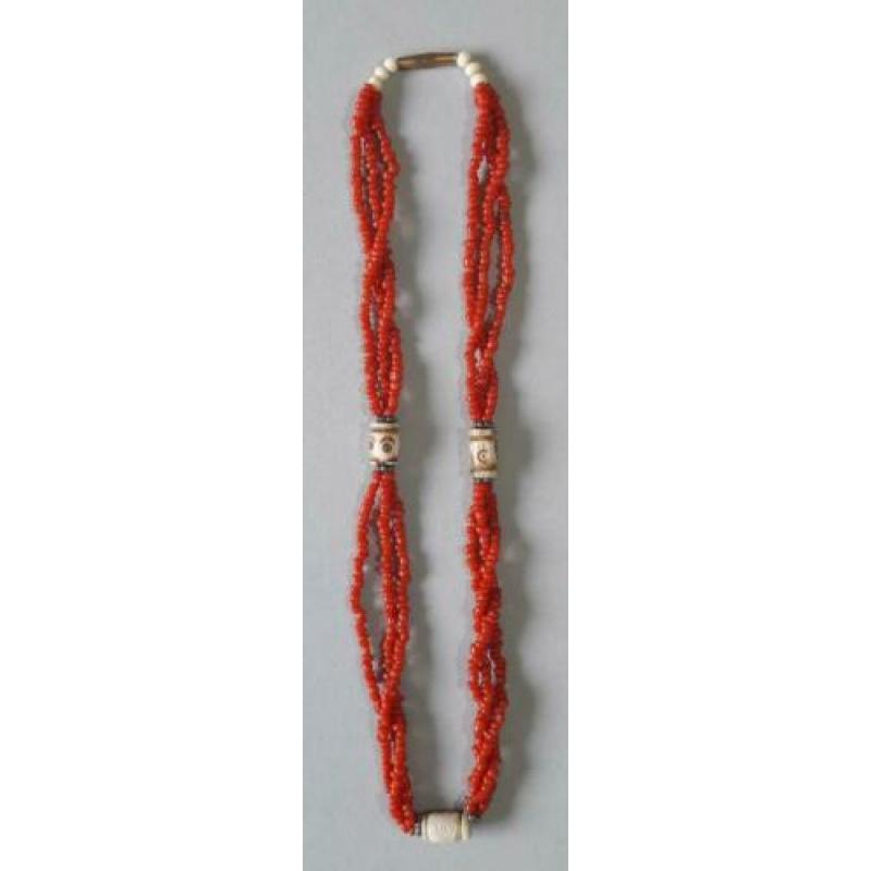 Collier, ketting. bloedkoraal met been. Nepal jaren 70