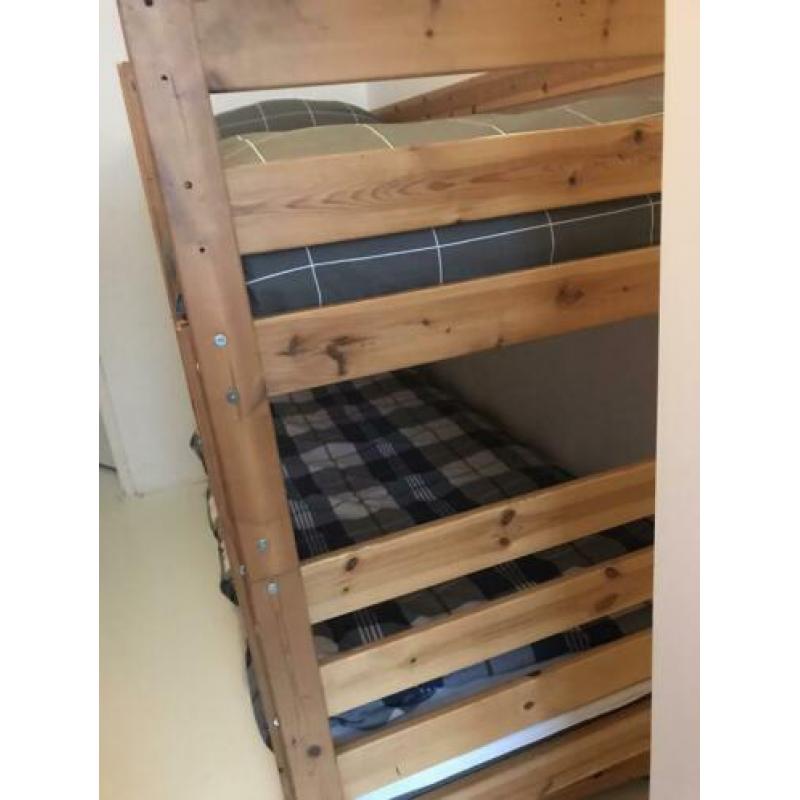Grenen stapelbed