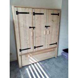 Bureau met krijtbord