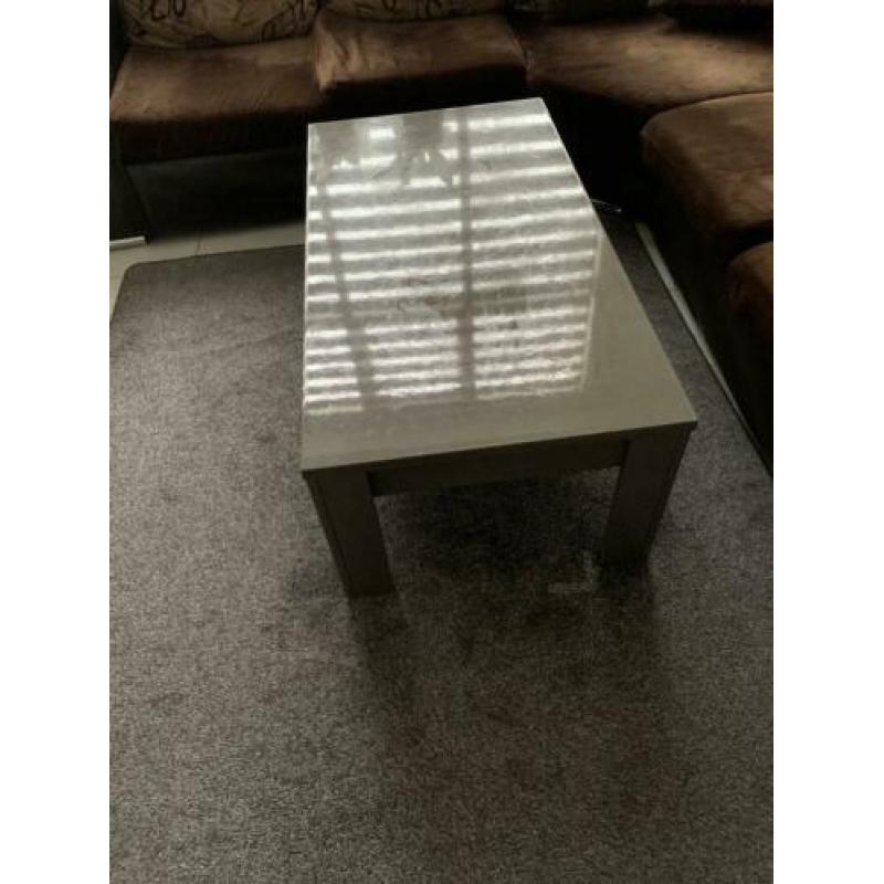 Prachtige en stevige eettafel met salon tafel samen een set