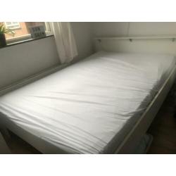 Wit Ikea bed (frame & matras) 140 x 200