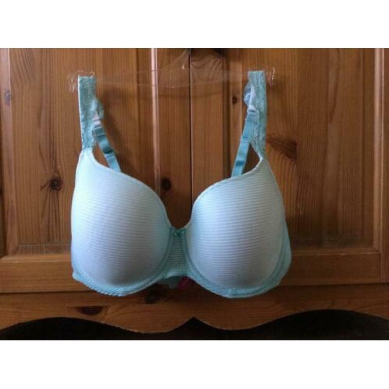 Voorgevormde PRIMA DONNA TWIST BH. Maat 70E.
