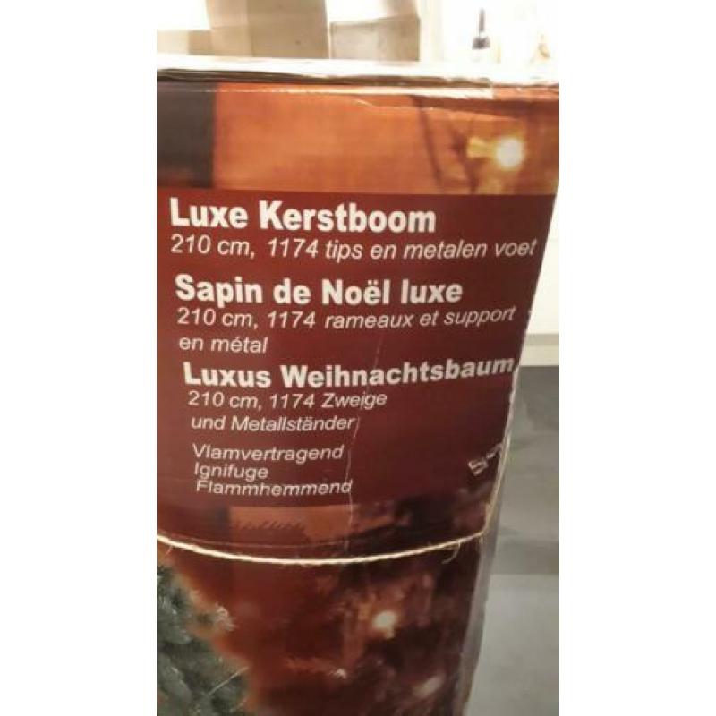 Te koop zgan luxe kunstkerstboom 210 cm.
