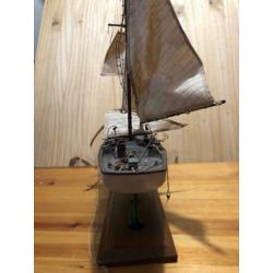 Mooie modelboot ter reparatie (zeilboot)