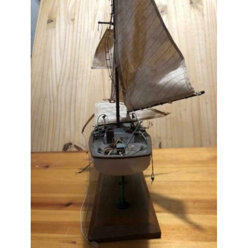Mooie modelboot ter reparatie (zeilboot)