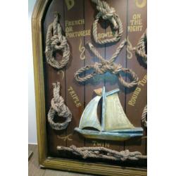 Houten wandbord met zeilboot en knopen