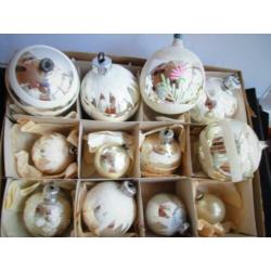 Kerst~Doos met Oude Kerstballen Glas~Glazen Zilver kleur Bal