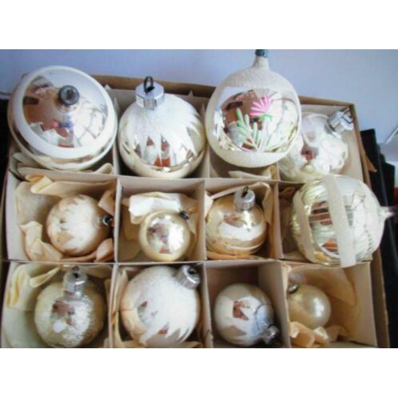 Kerst~Doos met Oude Kerstballen Glas~Glazen Zilver kleur Bal
