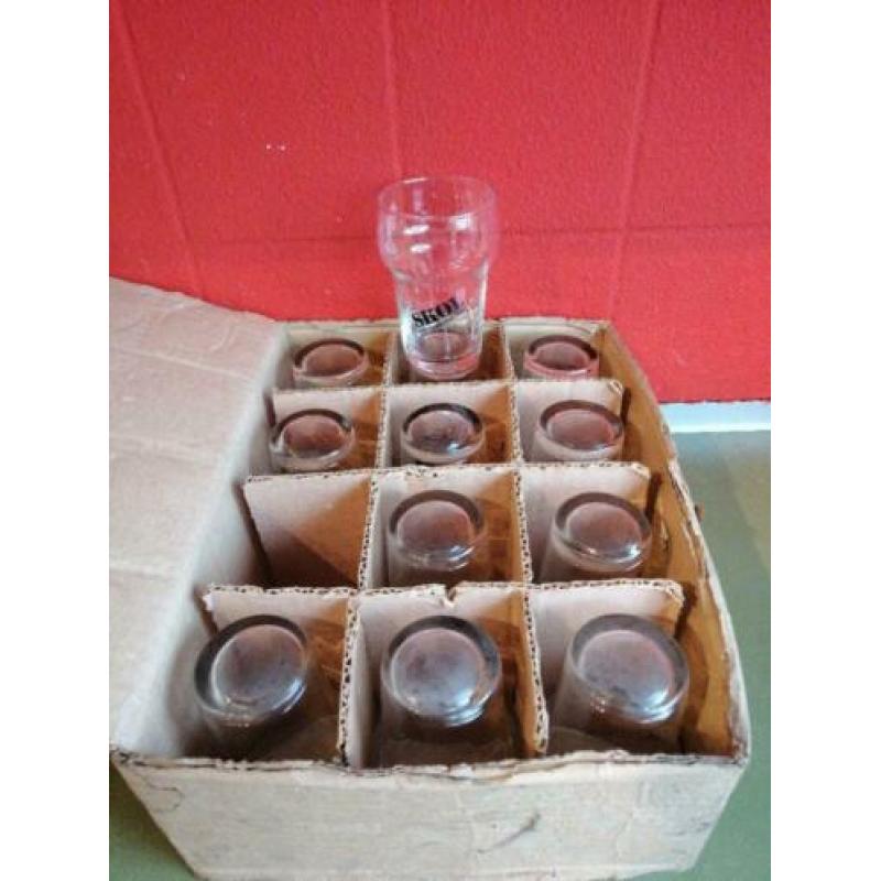 Doos met oude SKOL Bierglazen Glazen Bierglas Glas 12x