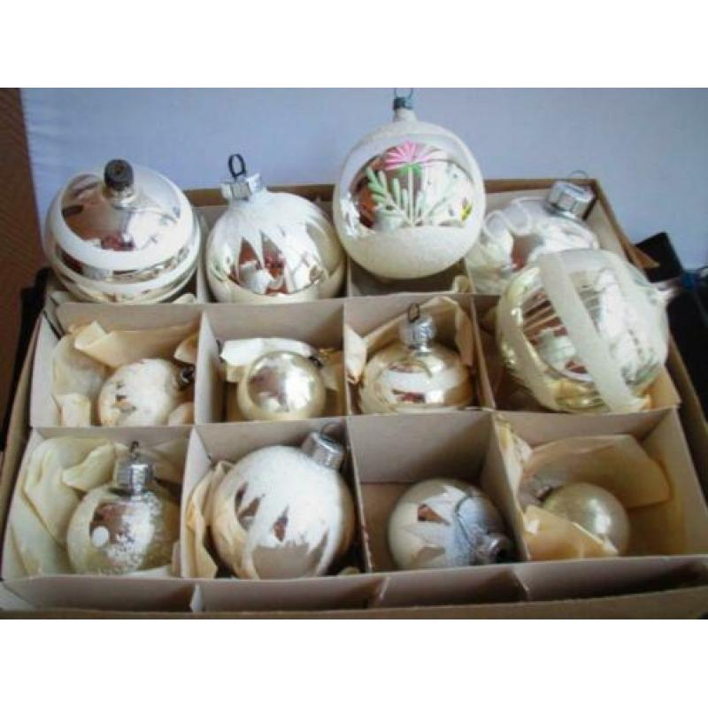 Kerst~Doos met Oude Kerstballen Glas~Glazen Zilver kleur Bal