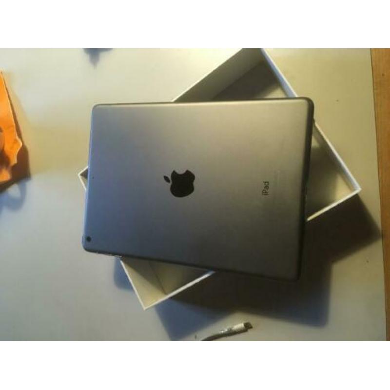 iPad Air A1474 inclusief doos, smartcase, bon, klein defect