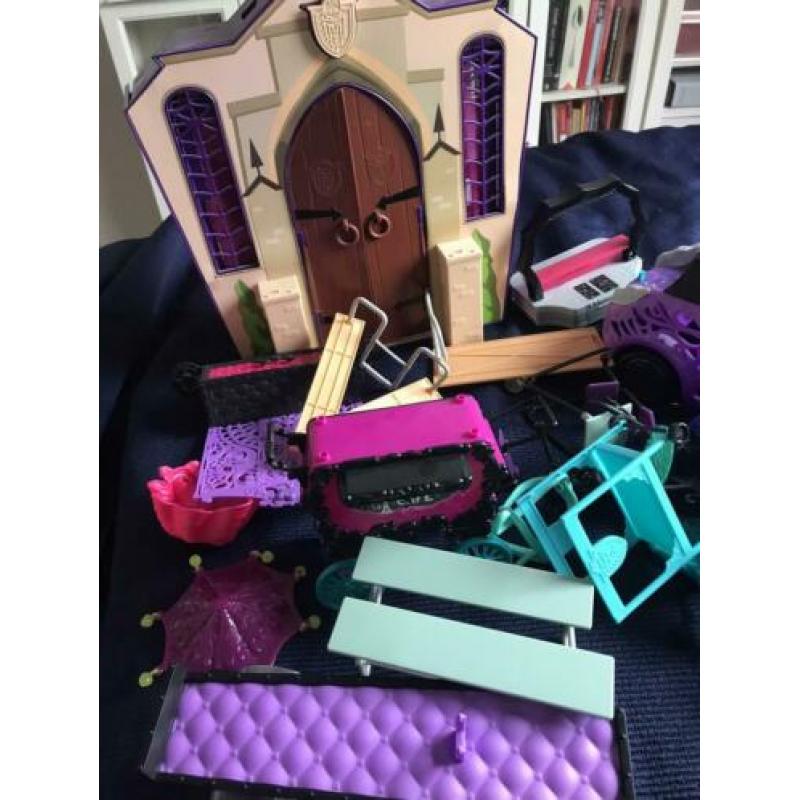 Monster High huis, auto, poppen en veel meer
