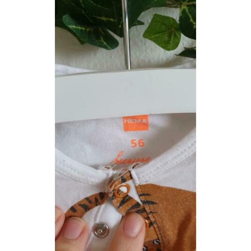 Hema boxpakje met rode katers erop maat 56