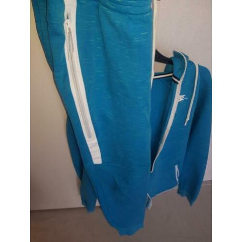 Nike tech fleece. nieuwe en unieke kleur.
