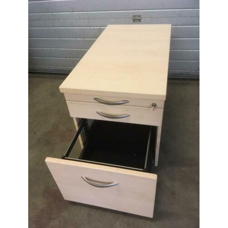 Drie houten bureau ladenblokken.