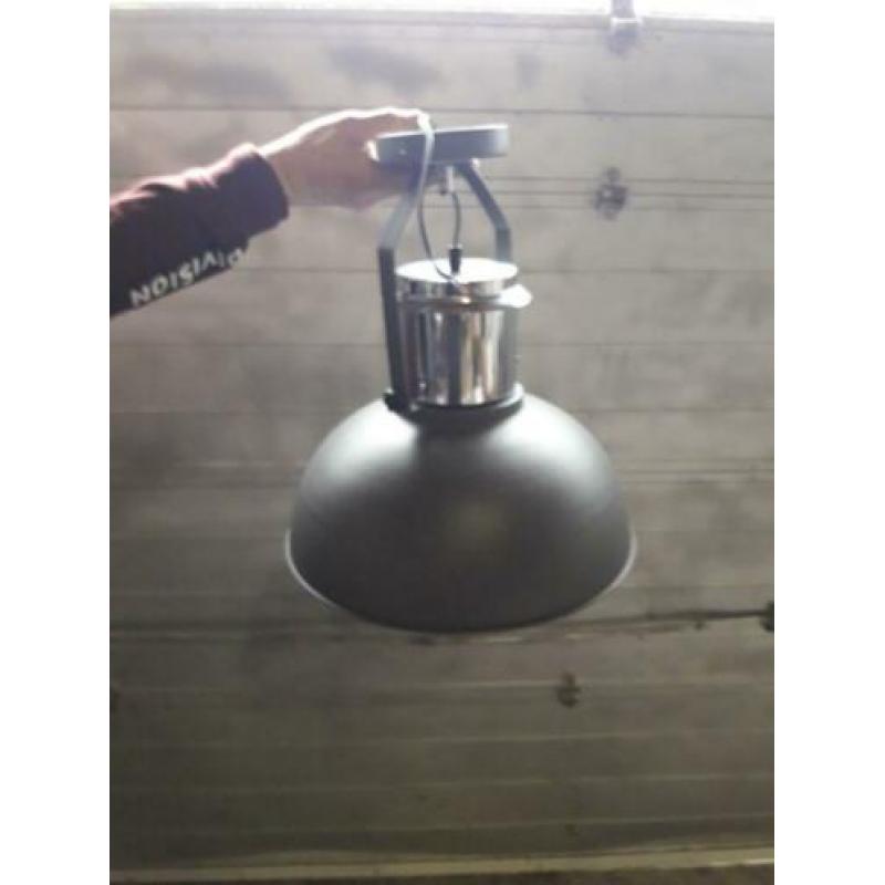 2 mooie industriele hanglampen