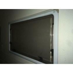 Gezocht: linker achterraam Knaus Sudwind 530