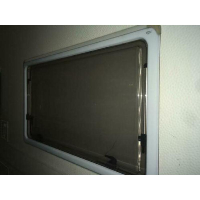 Gezocht: linker achterraam Knaus Sudwind 530