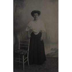 Antieke fotokaart - P2 - Dame met hoed en tasje.