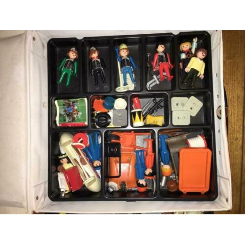 Playmobil koffer diverse onderdelen.