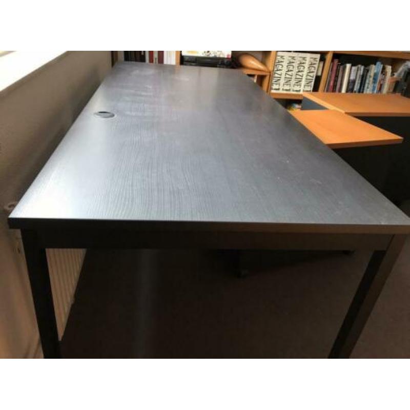 Stalen (kantoor) bureau met rolcontainers