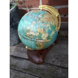 Antieke metalen wereldbol globe op bakelieten voet