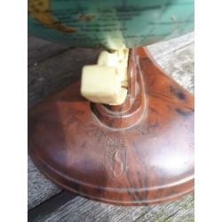 Antieke metalen wereldbol globe op bakelieten voet