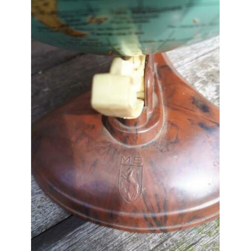 Antieke metalen wereldbol globe op bakelieten voet