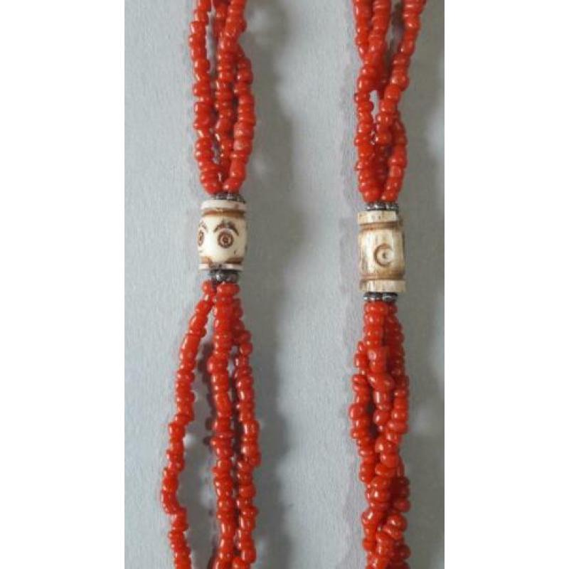 Collier, ketting. bloedkoraal met been. Nepal jaren 70