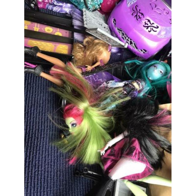 Monster High huis, auto, poppen en veel meer