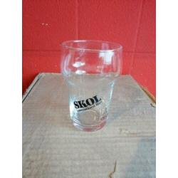 Doos met oude SKOL Bierglazen Glazen Bierglas Glas 12x
