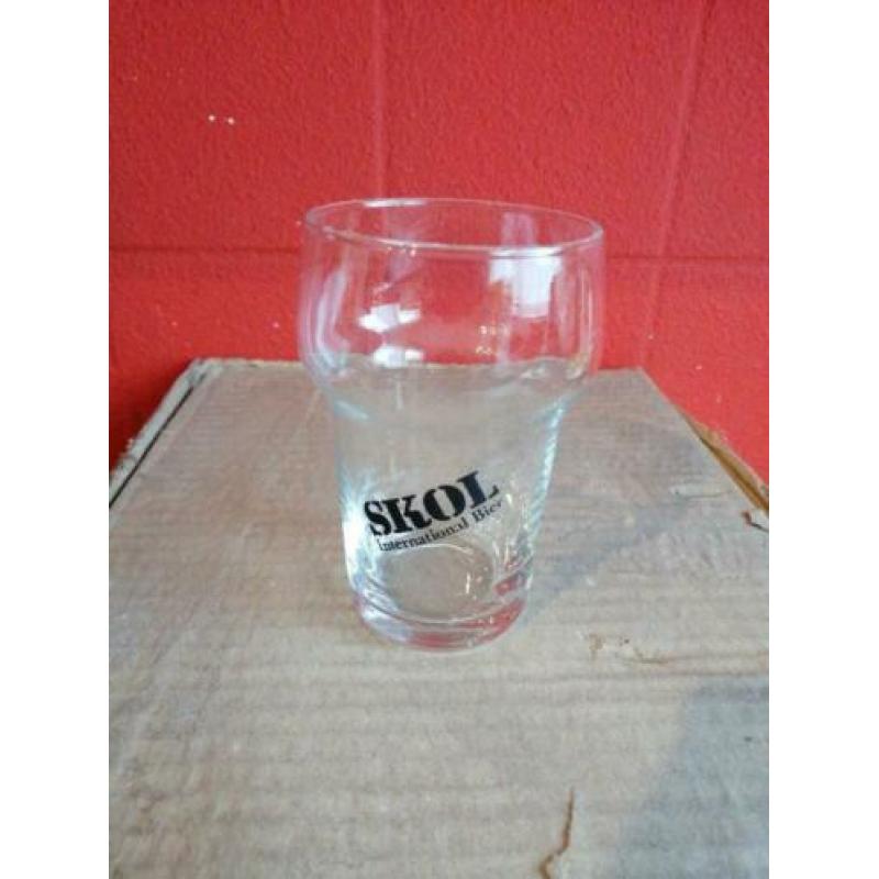 Doos met oude SKOL Bierglazen Glazen Bierglas Glas 12x