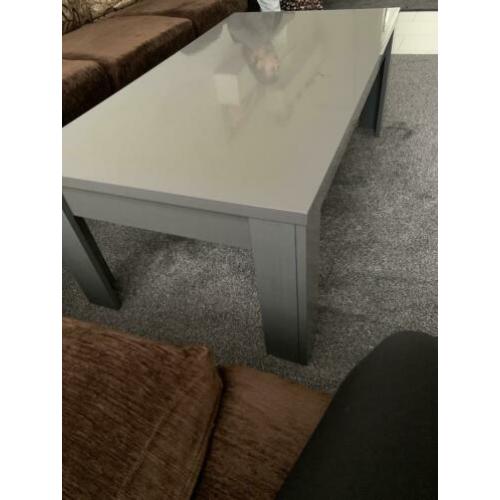 Prachtige en stevige eettafel met salon tafel samen een set