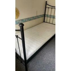 Eenpersoons bed zwart 90/200