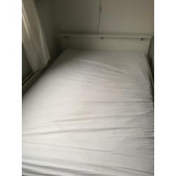 Wit Ikea bed (frame & matras) 140 x 200