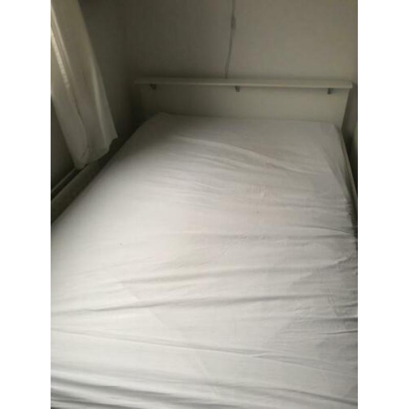 Wit Ikea bed (frame & matras) 140 x 200