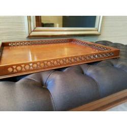 Grote footstool hocker voetenbank of salontafel met dienblad